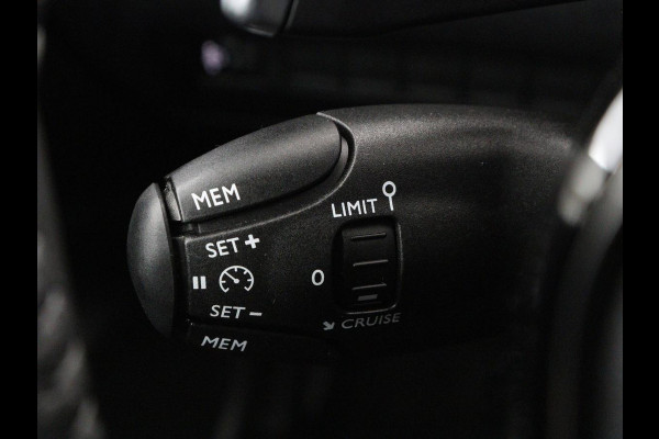 Peugeot 2008 1.2 Hybrid 136 Style | Automaat | Carplay | Climate control | Parkeerhulp | Full LED | Cruise control | Bluetooth