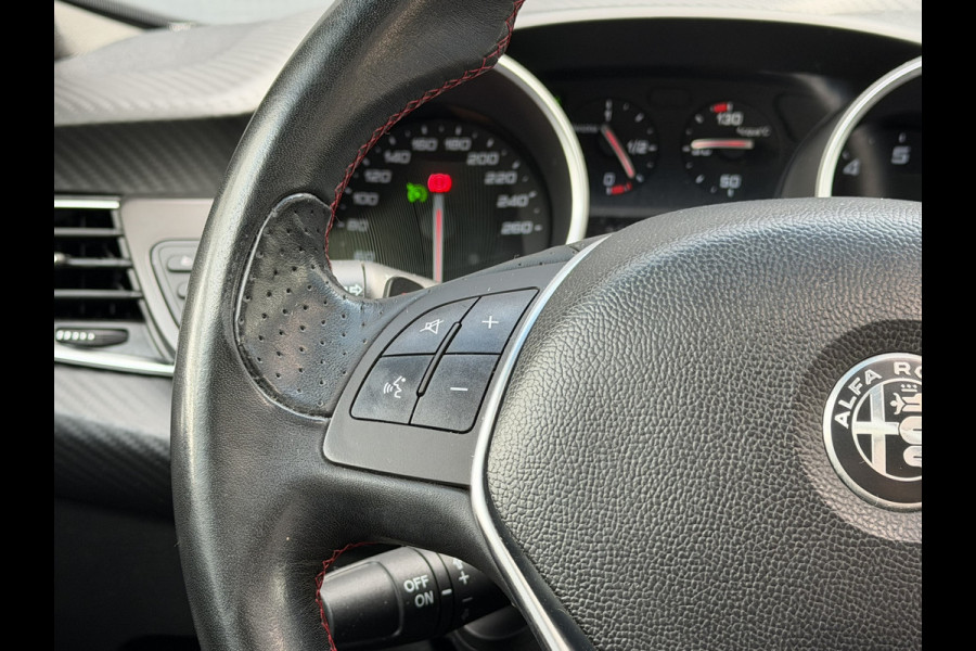 Alfa Romeo Giulietta 1.4 Turbo MultiAir Super | Electrisch panorama/schuifdak | Cruise control | DAB | Airconditioning | 18'' LMV