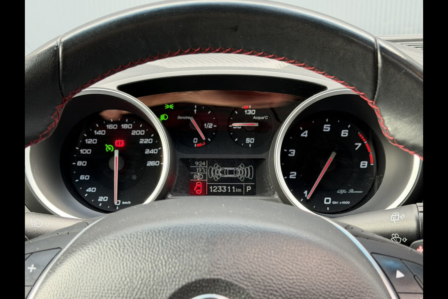Alfa Romeo Giulietta 1.4 Turbo MultiAir Super | Electrisch panorama/schuifdak | Cruise control | DAB | Airconditioning | 18'' LMV