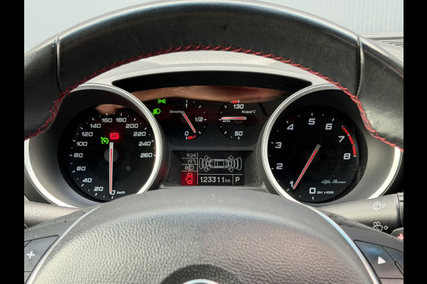 Alfa Romeo Giulietta 1.4 Turbo MultiAir Super | Electrisch panorama/schuifdak | Cruise control | DAB | Airconditioning | 18'' LMV