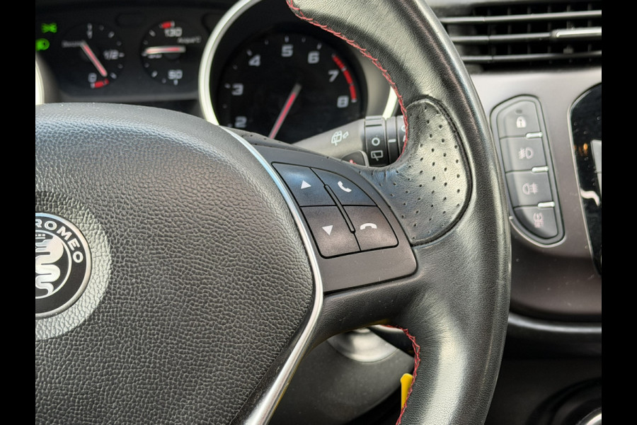 Alfa Romeo Giulietta 1.4 Turbo MultiAir Super | Electrisch panorama/schuifdak | Cruise control | DAB | Airconditioning | 18'' LMV