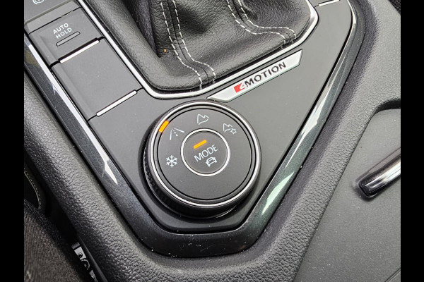 Volkswagen Tiguan 2.0 TSI 190PK 4MOTION DSG R-Line | Pano | Trekhaak | HUD | Stuur- & stoelverwarming | Virtual | App-connect | LMV 19" |