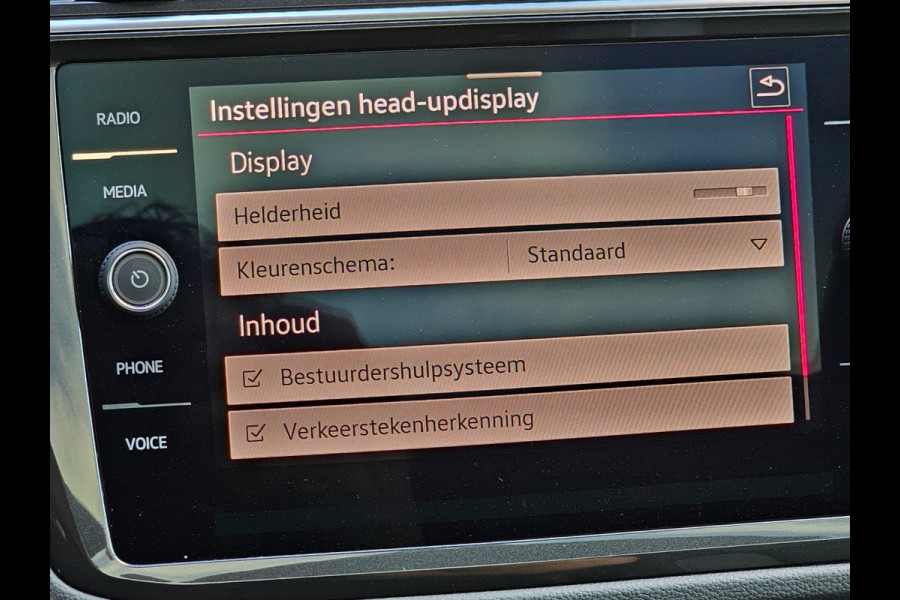 Volkswagen Tiguan 2.0 TSI 190PK 4MOTION DSG R-Line | Pano | Trekhaak | HUD | Stuur- & stoelverwarming | Virtual | App-connect | LMV 19" |