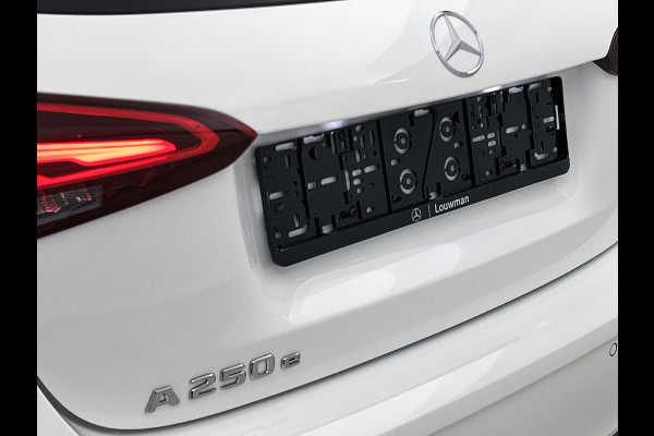 Mercedes-Benz A-Klasse 250 e Business Solution AMG | AMG Line Plus pakket | Memorypakket voorstoelen | Panoramaschuifdak | Head-up display | 360° camera | AMG Line Plus pakket | Memorypakket voorstoelen | Panoramaschuifdak | Head-up display | 360° camera |