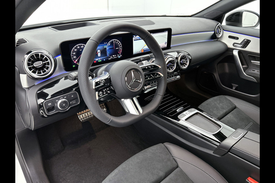Mercedes-Benz A-Klasse 250 e Business Solution AMG | AMG Line Plus pakket | Memorypakket voorstoelen | Panoramaschuifdak | Head-up display | 360° camera | AMG Line Plus pakket | Memorypakket voorstoelen | Panoramaschuifdak | Head-up display | 360° camera |