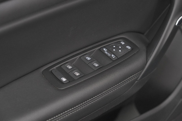Renault Mégane Estate TCe 140 Intens | 1.700 KG Trekgewicht | Trekhaak | Camera | Head-Up Display | Dodehoekdetectie