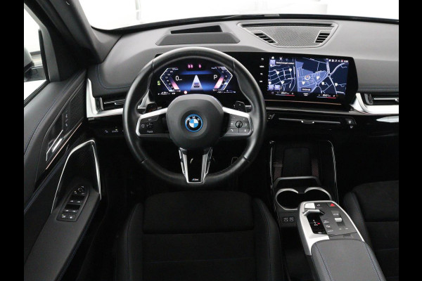 BMW X1 xDrive25e M Sport | SOH 93% | Head-Up | 360 Camera | Stoelverwarming | Trekhaak | Adaptive cruise | Leder/Alcantara | Keyless | Carplay | Side Assist | Adaptief LED | Sportstoelen | PHEV | Plug In