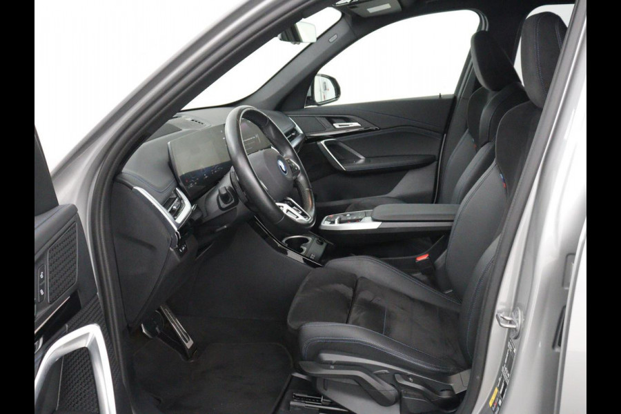 BMW X1 xDrive25e M Sport | SOH 93% | Head-Up | 360 Camera | Stoelverwarming | Trekhaak | Adaptive cruise | Leder/Alcantara | Keyless | Carplay | Side Assist | Adaptief LED | Sportstoelen | PHEV | Plug In