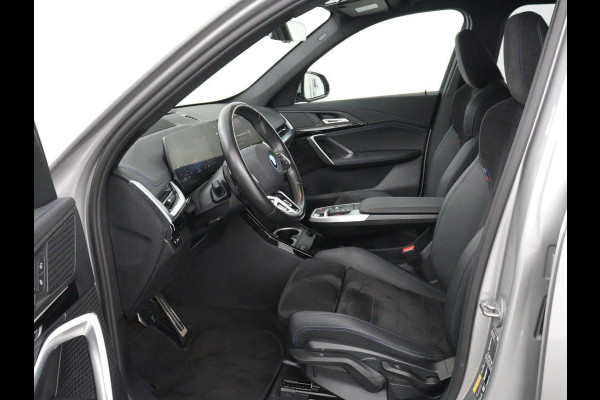 BMW X1 xDrive25e M Sport | SOH 93% | Head-Up | 360 Camera | Stoelverwarming | Trekhaak | Adaptive cruise | Leder/Alcantara | Keyless | Carplay | Side Assist | Adaptief LED | Sportstoelen | PHEV | Plug In