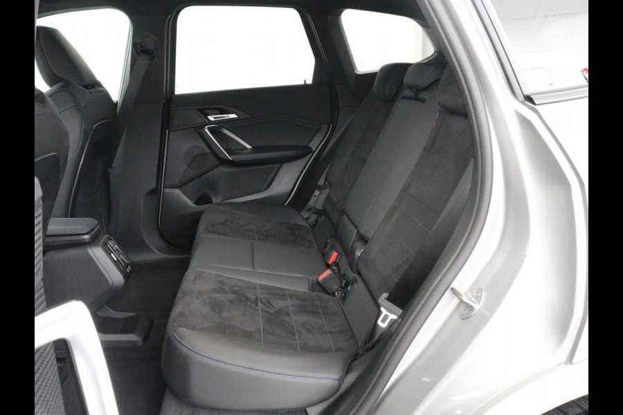 BMW X1 xDrive25e M Sport | SOH 93% | Head-Up | 360 Camera | Stoelverwarming | Trekhaak | Adaptive cruise | Leder/Alcantara | Keyless | Carplay | Side Assist | Adaptief LED | Sportstoelen | PHEV | Plug In