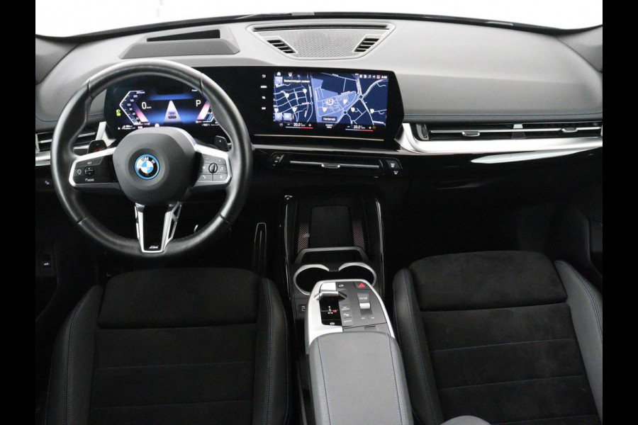 BMW X1 xDrive25e M Sport | SOH 93% | Head-Up | 360 Camera | Stoelverwarming | Trekhaak | Adaptive cruise | Leder/Alcantara | Keyless | Carplay | Side Assist | Adaptief LED | Sportstoelen | PHEV | Plug In