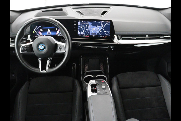 BMW X1 xDrive25e M Sport | SOH 93% | Head-Up | 360 Camera | Stoelverwarming | Trekhaak | Adaptive cruise | Leder/Alcantara | Keyless | Carplay | Side Assist | Adaptief LED | Sportstoelen | PHEV | Plug In