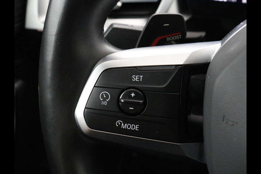 BMW X1 xDrive25e M Sport | SOH 93% | Head-Up | 360 Camera | Stoelverwarming | Trekhaak | Adaptive cruise | Leder/Alcantara | Keyless | Carplay | Side Assist | Adaptief LED | Sportstoelen | PHEV | Plug In