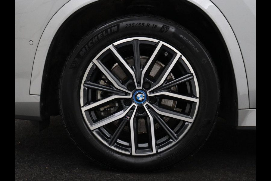 BMW X1 xDrive25e M Sport | SOH 93% | Head-Up | 360 Camera | Stoelverwarming | Trekhaak | Adaptive cruise | Leder/Alcantara | Keyless | Carplay | Side Assist | Adaptief LED | Sportstoelen | PHEV | Plug In
