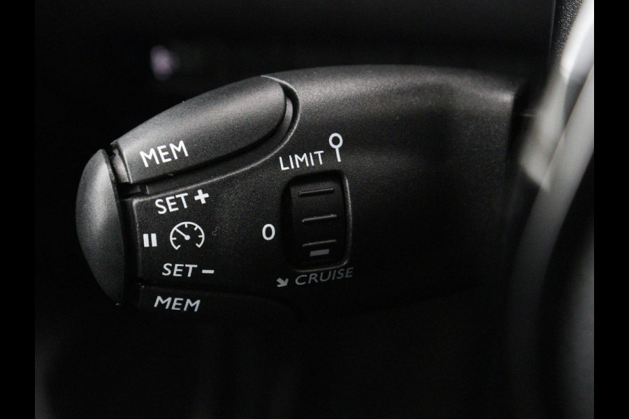 Peugeot 2008 1.2 Hybrid 136 Style | Automaat | Carplay | Climate control | Parkeerhulp | Full LED | Cruise control | Bluetooth