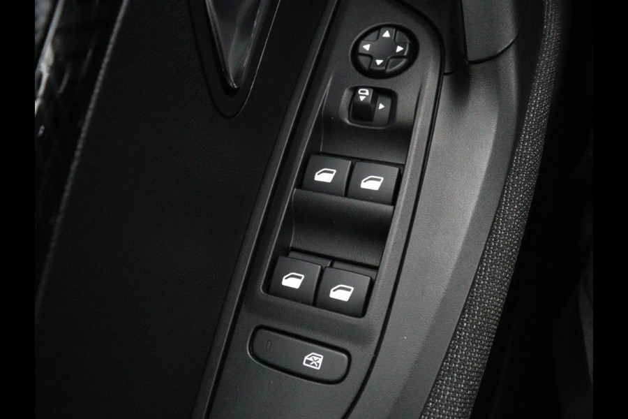 Peugeot 2008 1.2 Hybrid 136 Style | Automaat | Carplay | Climate control | Parkeerhulp | Full LED | Cruise control | Bluetooth