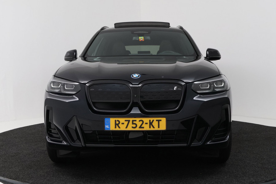 BMW iX3 High Executive 80 kWh M-pakket 97%SoH (1e eigenaar, NL-auto, Dealer OnderH, Panoramadak, Trekhaak, Navi Pro, StoelV, Etc)