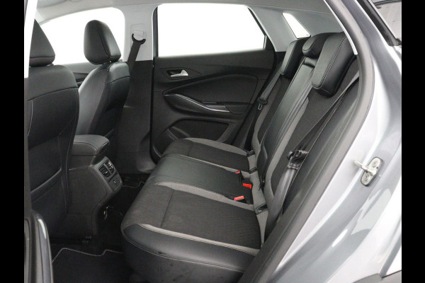 Opel Grandland X 1.6 Turbo Business Executive | Trekhaak | Stoelverwarming | Carplay | Navigatie | Stuurverwarming | Climate control | 18'' | Parkeerhulp | Bluetooth | Cruise control