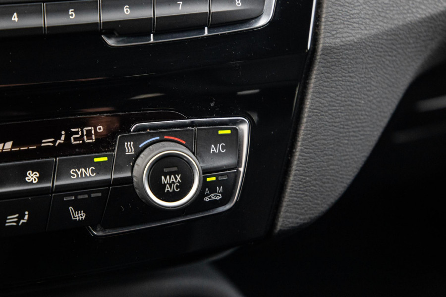 BMW X1 xDrive25e Executive X CAMERA / CARPLAY / HEAD UP DISPLAY / LEDER / LED / CRUISE CONTROLE / STOELVERWARMING