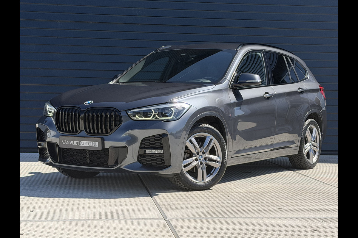 BMW X1 sDrive18i High Executive M SPORT / Navi / Camera / Leder / sfeer verlichting