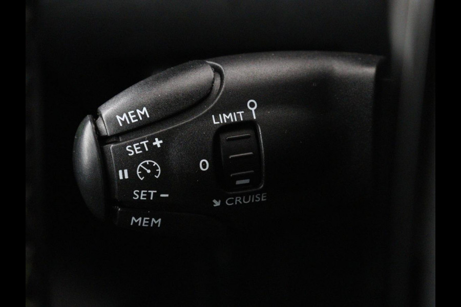 Peugeot e-208 EV GT 350 50 kWh | SOH 89,8% | Half leder | Camera | Carplay | Navigatie | Side Assist | Sportstoelen | Full LED | Parkeerhulp | DAB | Climate control | Bluetooth | Cruise control
