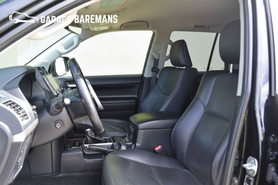 Toyota Land Cruiser 150 2.8 D-4D-F Professional Window Van