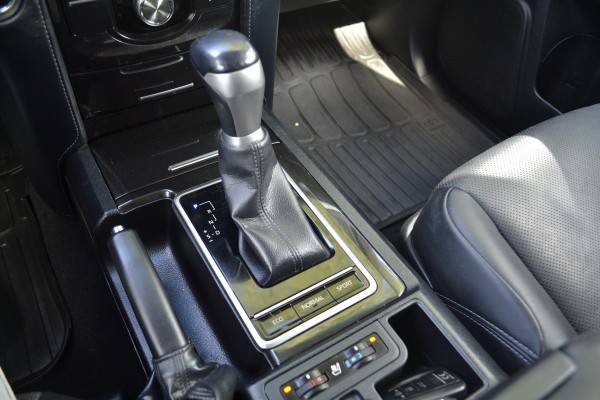 Toyota Land Cruiser 150 2.8 D-4D-F Professional Window Van