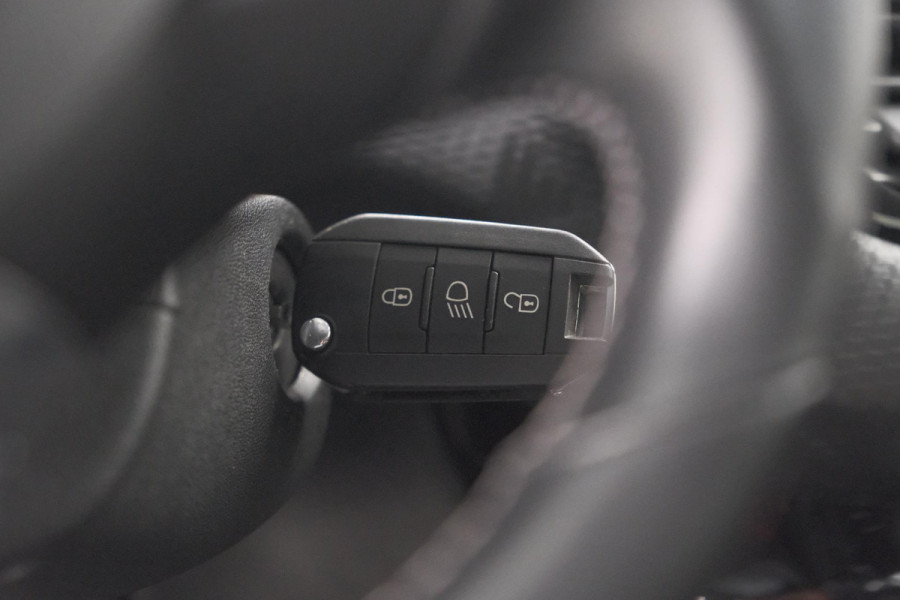 Peugeot 2008 PureTech 110 Allure | UNIEKE KLEUR! | Trekhaak | Camera | Apple Carplay | Parkeersensoren