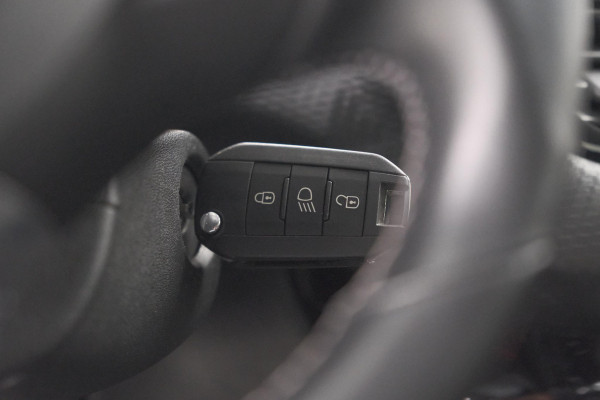 Peugeot 2008 PureTech 110 Allure | UNIEKE KLEUR! | Trekhaak | Camera | Apple Carplay | Parkeersensoren