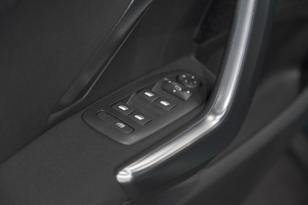 Peugeot 2008 PureTech 110 Allure | UNIEKE KLEUR! | Trekhaak | Camera | Apple Carplay | Parkeersensoren