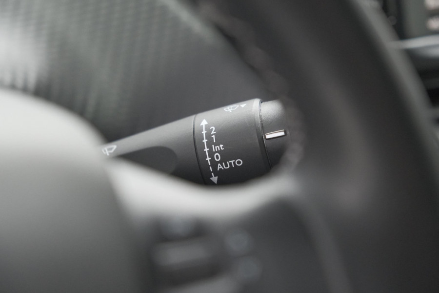 Peugeot 2008 PureTech 110 Allure | UNIEKE KLEUR! | Trekhaak | Camera | Apple Carplay | Parkeersensoren
