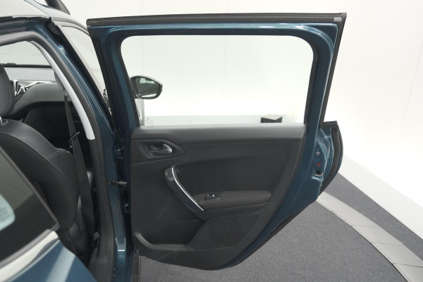 Peugeot 2008 PureTech 110 Allure | UNIEKE KLEUR! | Trekhaak | Camera | Apple Carplay | Parkeersensoren