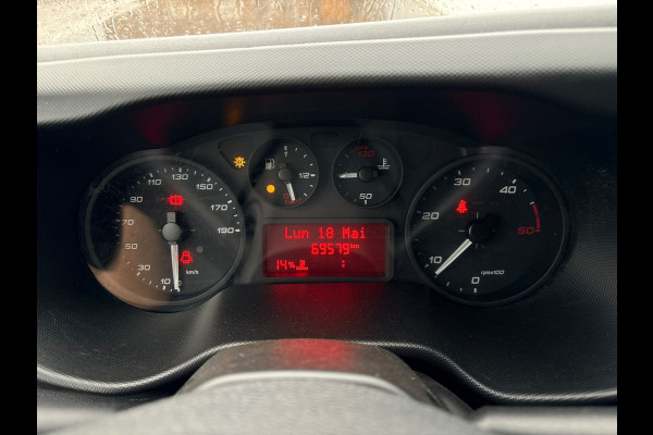 Iveco Daily 35C14 2.3 L2H2 Dubbellucht Airco Camera Trekhaak 3,5t
