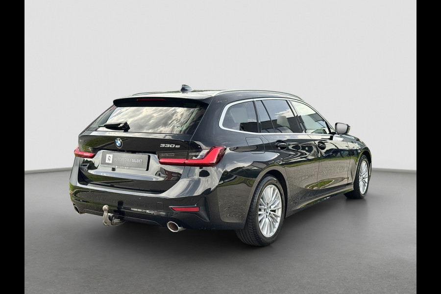 BMW 3 Serie Touring 330e xDrive | Laser | Trekhaak | Head Up | 360 | Sfeerverlichting | Dodehoek | 1e eigenaar