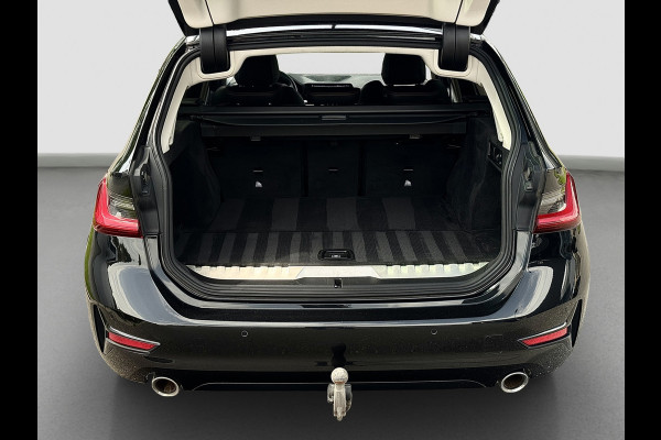 BMW 3 Serie Touring 330e xDrive | Laser | Trekhaak | Head Up | 360 | Sfeerverlichting | Dodehoek | 1e eigenaar