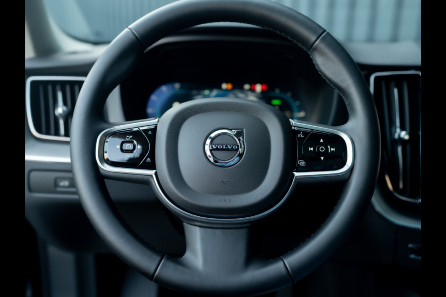 Volvo XC60 2.0 T8 Plug-in hybrid AWD Plus Dark | Pano | Trekhaak wegkl. | 360 Camera | Head Up | Harman/ Kardon | Prijs Rijklaar!!