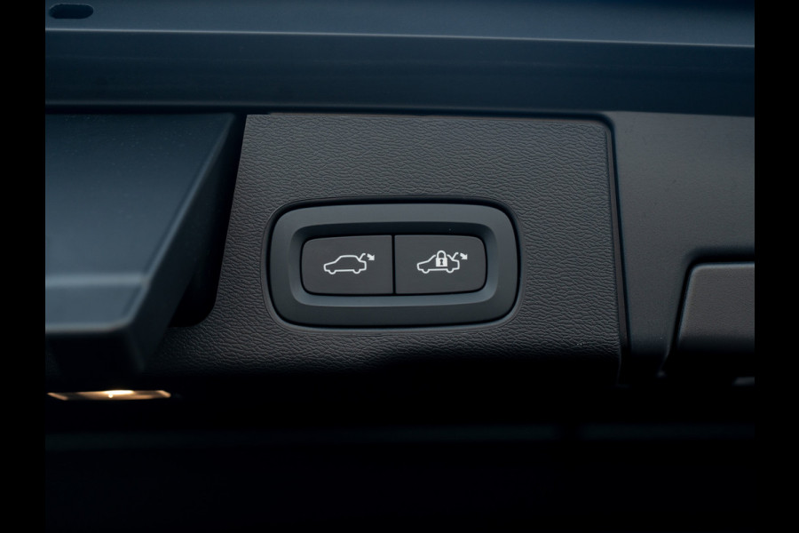 Volvo XC60 2.0 T8 Plug-in hybrid AWD Plus Dark | Pano | Trekhaak wegkl. | 360 Camera | Head Up | Harman/ Kardon | Prijs Rijklaar!!