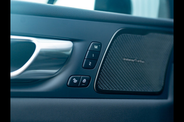 Volvo XC60 2.0 T8 Plug-in hybrid AWD Plus Dark | Pano | Trekhaak wegkl. | 360 Camera | Head Up | Harman/ Kardon | Prijs Rijklaar!!