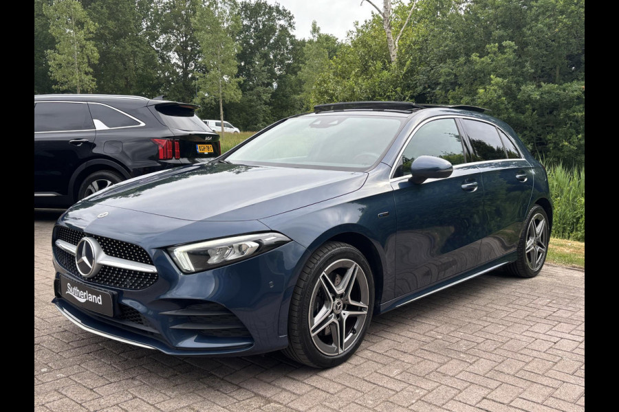 Mercedes-Benz A-Klasse 250 e AMG Line 217 PK | Panoramadak | Stoelverwarming | Sportstoelen | Groot Scherm | Camera | 18 Inch
