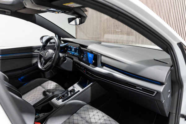 Volkswagen Golf 1.5 eTSI DSG R-Line Pano IQ Camera