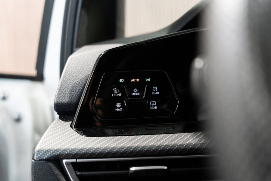 Volkswagen Golf 1.5 eTSI DSG R-Line Pano IQ Camera