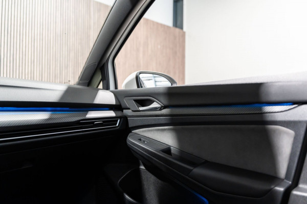 Volkswagen Golf 1.5 eTSI DSG R-Line Pano IQ Camera