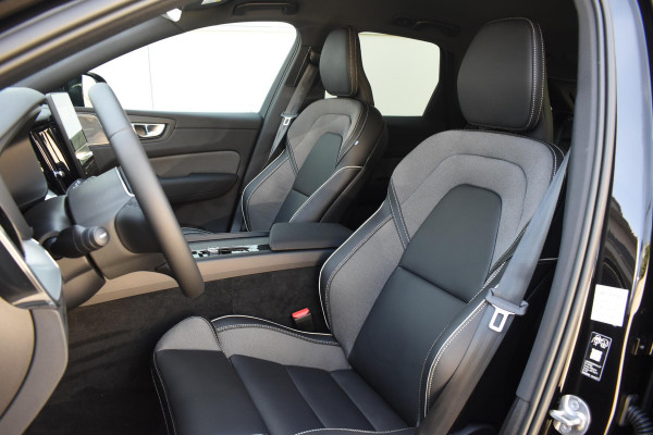 Volvo XC60 T6 350PK Plug-in hybrid AWD Plus Black Edition / Adaptive Cruise control / Elektrische stoelen met geheugen / Stuurverwarming / Stoelverwarming v+a / 360 Camera / Harman Kardon / Semi-elektrisch inklapbare trekhaak