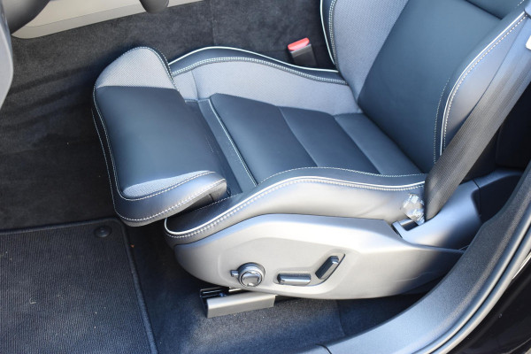 Volvo XC60 T6 350PK Plug-in hybrid AWD Plus Black Edition / Adaptive Cruise control / Elektrische stoelen met geheugen / Stuurverwarming / Stoelverwarming v+a / 360 Camera / Harman Kardon / Semi-elektrisch inklapbare trekhaak