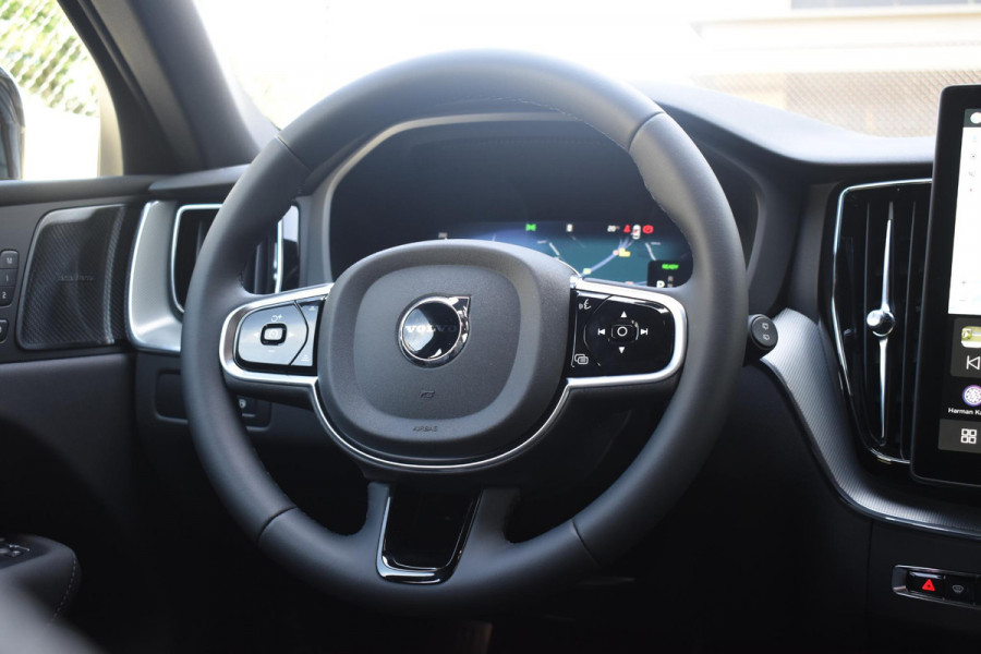 Volvo XC60 T6 350PK Plug-in hybrid AWD Plus Black Edition / Adaptive Cruise control / Elektrische stoelen met geheugen / Stuurverwarming / Stoelverwarming v+a / 360 Camera / Harman Kardon / Semi-elektrisch inklapbare trekhaak