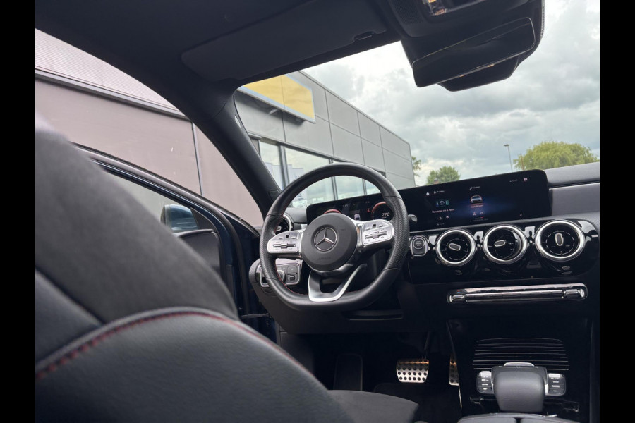 Mercedes-Benz A-Klasse 250 e AMG Line 217 PK | Panoramadak | Stoelverwarming | Sportstoelen | Groot Scherm | Camera | 18 Inch