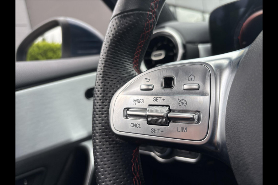 Mercedes-Benz A-Klasse 250 e AMG Line 217 PK | Panoramadak | Stoelverwarming | Sportstoelen | Groot Scherm | Camera | 18 Inch