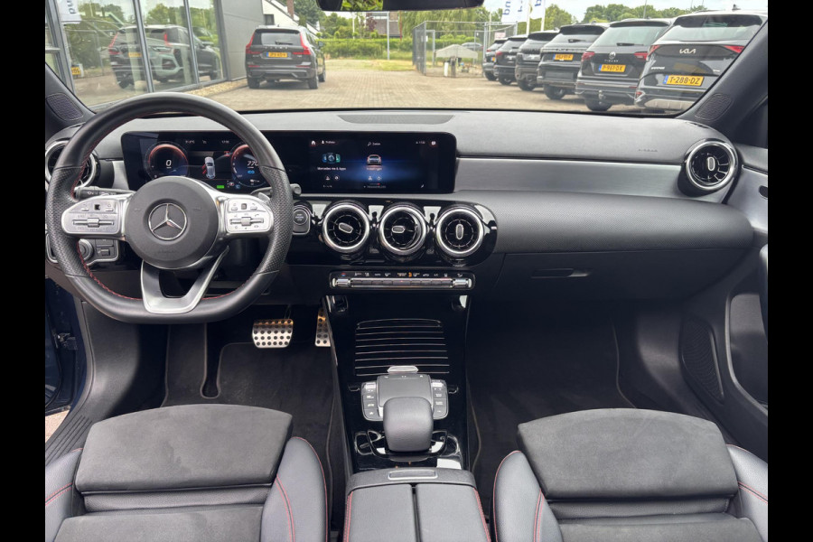 Mercedes-Benz A-Klasse 250 e AMG Line 217 PK | Panoramadak | Stoelverwarming | Sportstoelen | Groot Scherm | Camera | 18 Inch