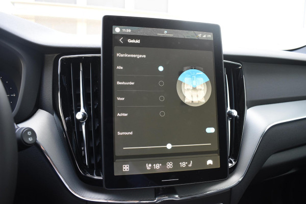 Volvo XC60 T6 350PK Plug-in hybrid AWD Plus Black Edition / Adaptive Cruise control / Elektrische stoelen met geheugen / Stuurverwarming / Stoelverwarming v+a / 360 Camera / Harman Kardon / Semi-elektrisch inklapbare trekhaak