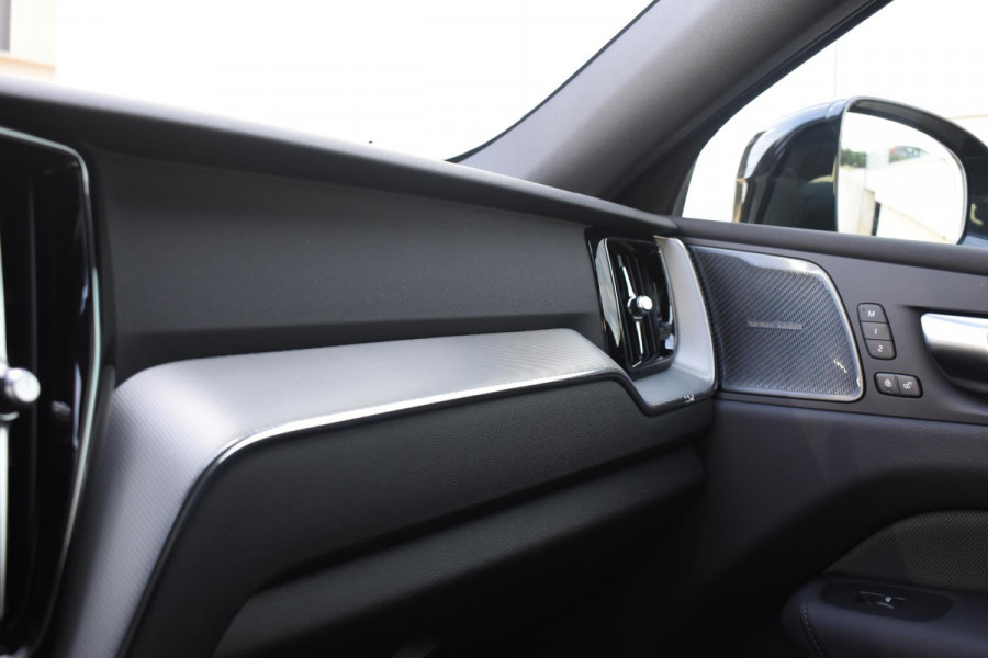 Volvo XC60 T6 350PK Plug-in hybrid AWD Plus Black Edition / Adaptive Cruise control / Elektrische stoelen met geheugen / Stuurverwarming / Stoelverwarming v+a / 360 Camera / Harman Kardon / Semi-elektrisch inklapbare trekhaak